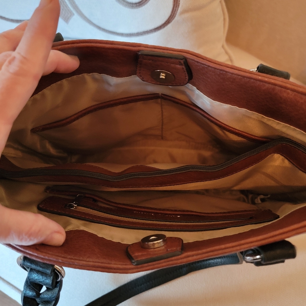 Conceal Carry: Elegant Brown Leather Tote Bag - Picture 6 of 8